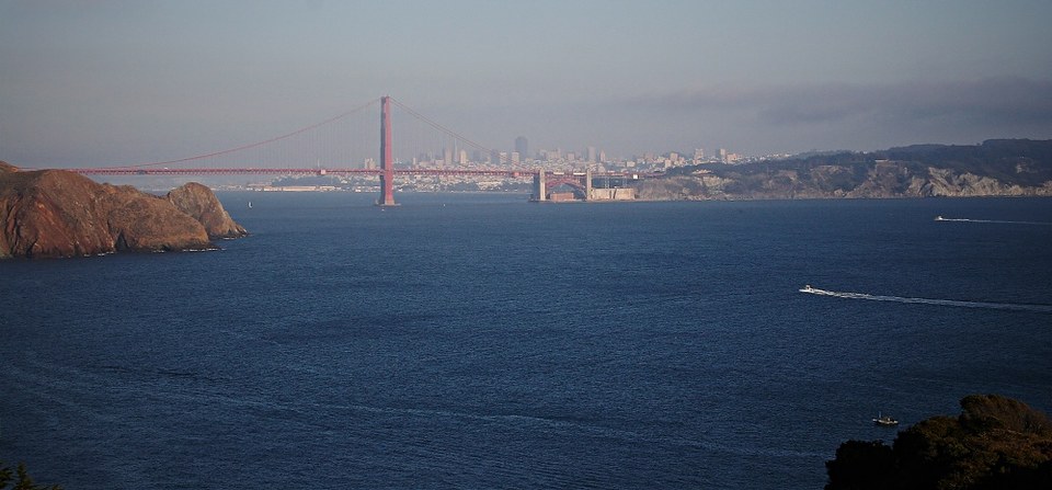 pohľad do zálivu San Franscisca s Golden Gate